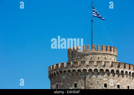 Thessaloniki, Greece. 11th July 2014. Tourists onto the city`s landmark, the White Tower in Thessaloniki, Greece. The Association of Greek Tourism Enterprises (SETE) increased its estimate for international tourist arrivals in 2014 to 19 million from 18.5 million last year. Thessaloniki, Greece on July 11, 2014. Credit:  Konstantinos Tsakalidis/Alamy Live News Stock Photo